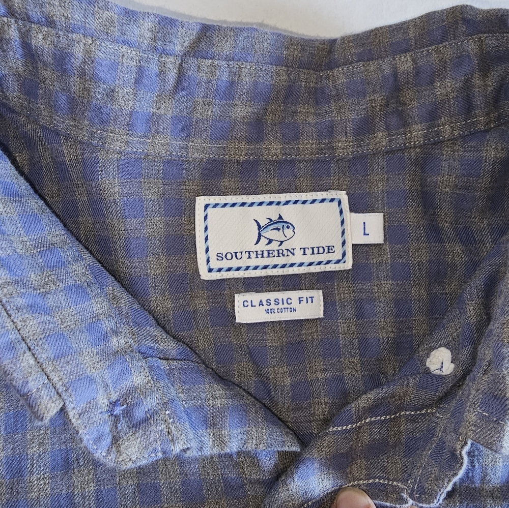 Mens Southern Tide long-sleeved button down shirt. Great condition.